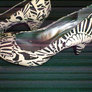 Naturalizer Cream & Black Fabric Pumps Heels - Adorable 8W
